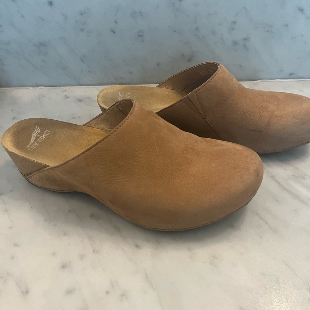 Dansko Talulah Tan Milled Nubuck Clog size EU 40/US 9-9.5